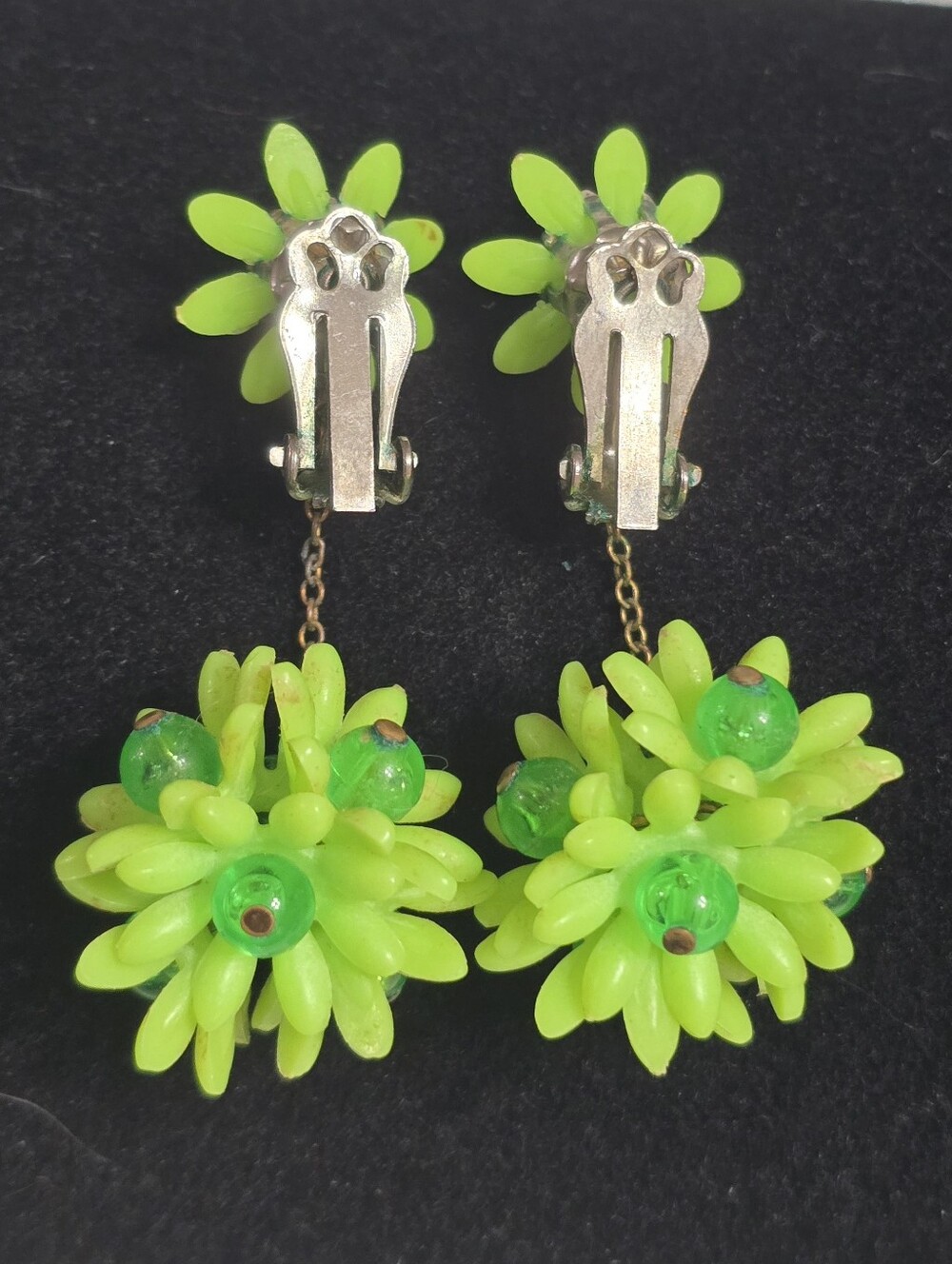 Vintage 60s Neon Green Floral Daisy Dangle Clip-On Kitschy Earrings - Picture 7 of 12